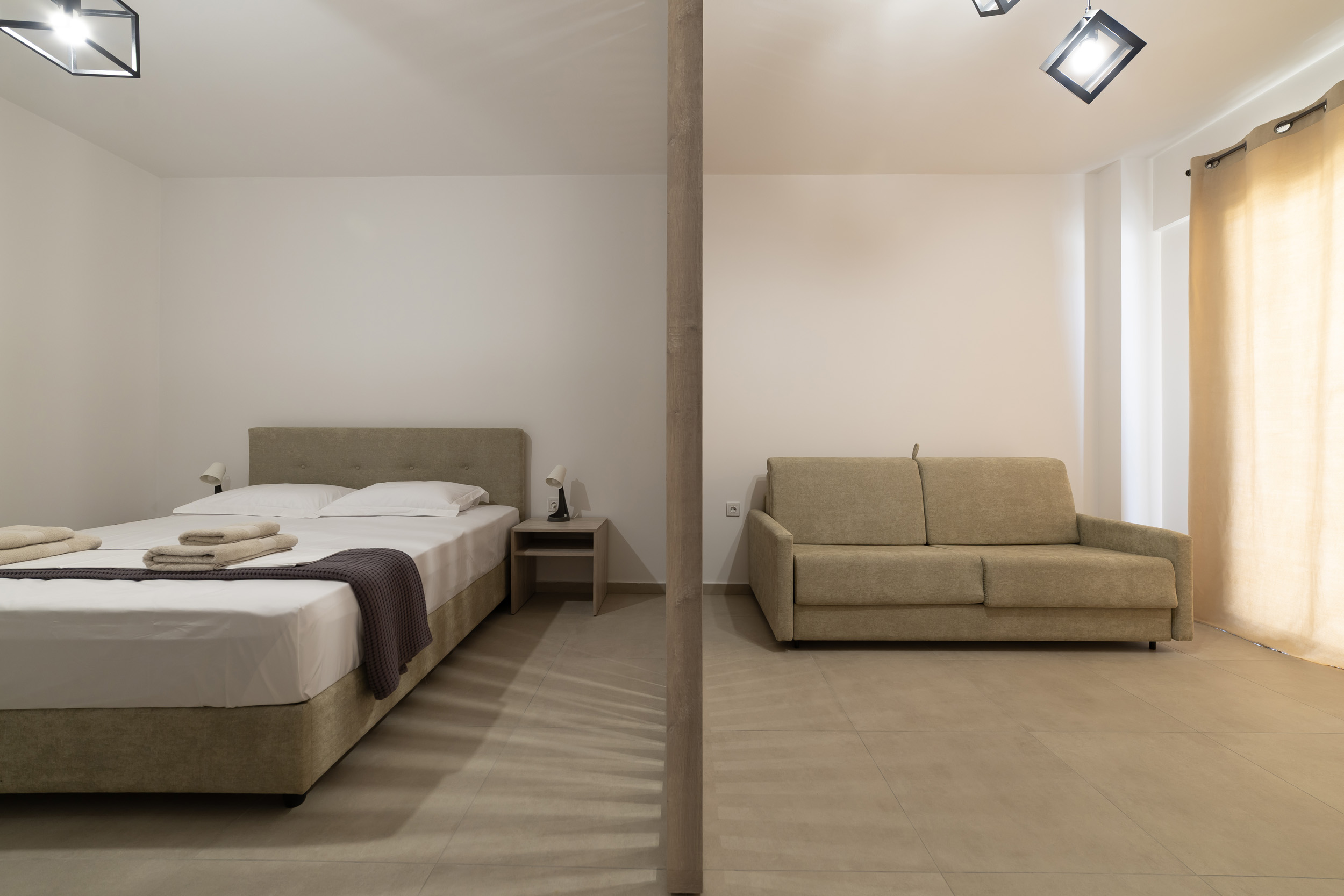A06-Double room with a king size bed