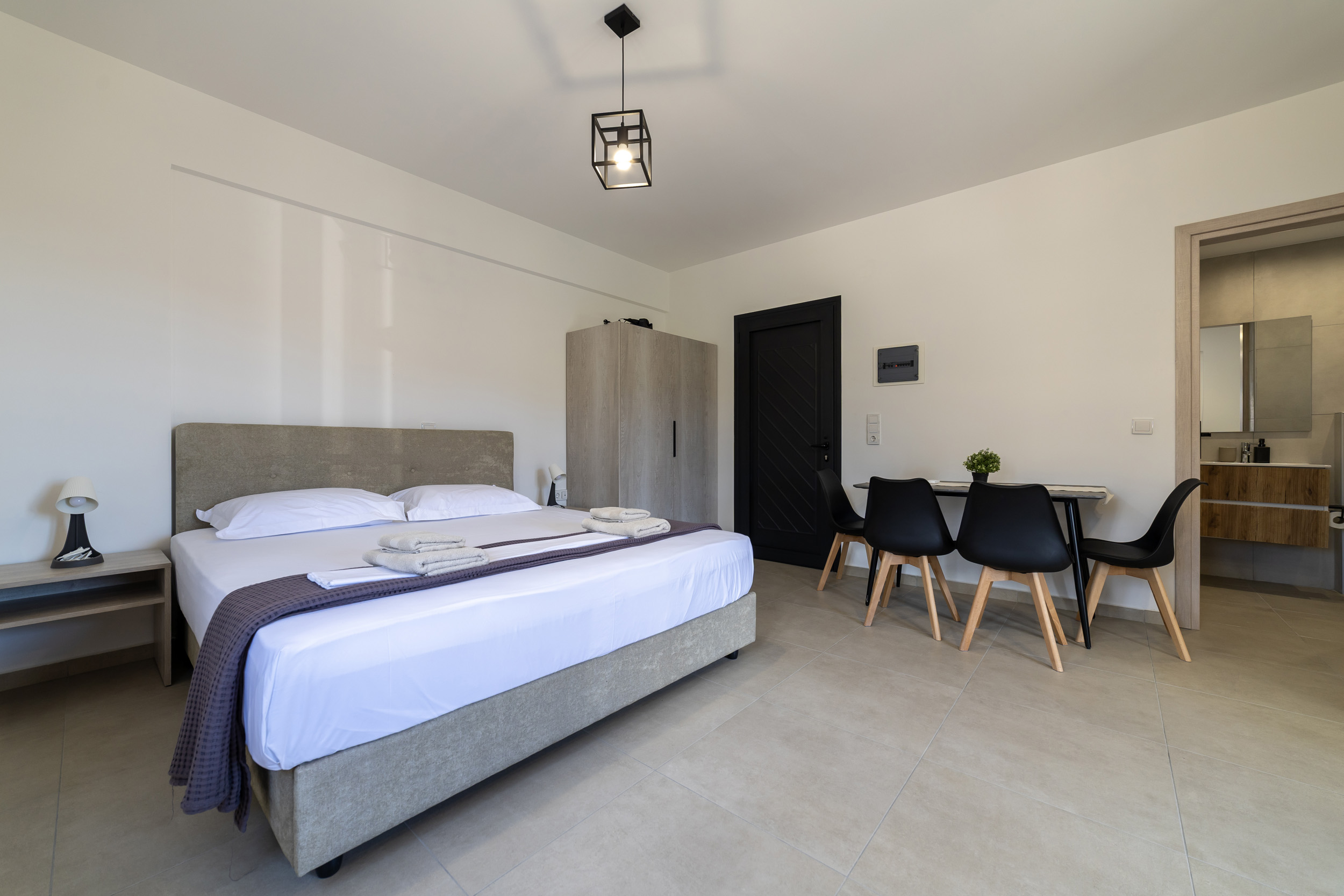 B08-Double room with a king size bed